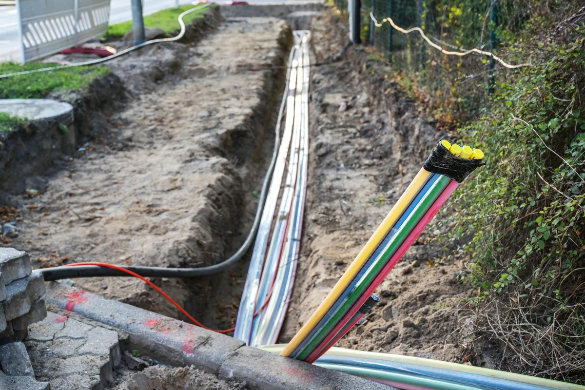 Underground-Fiber-Optic-Cable